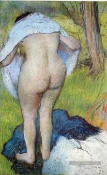 femme nue tirant sur ses vêtements 1885 Edgar Degas Peinture à l'huile